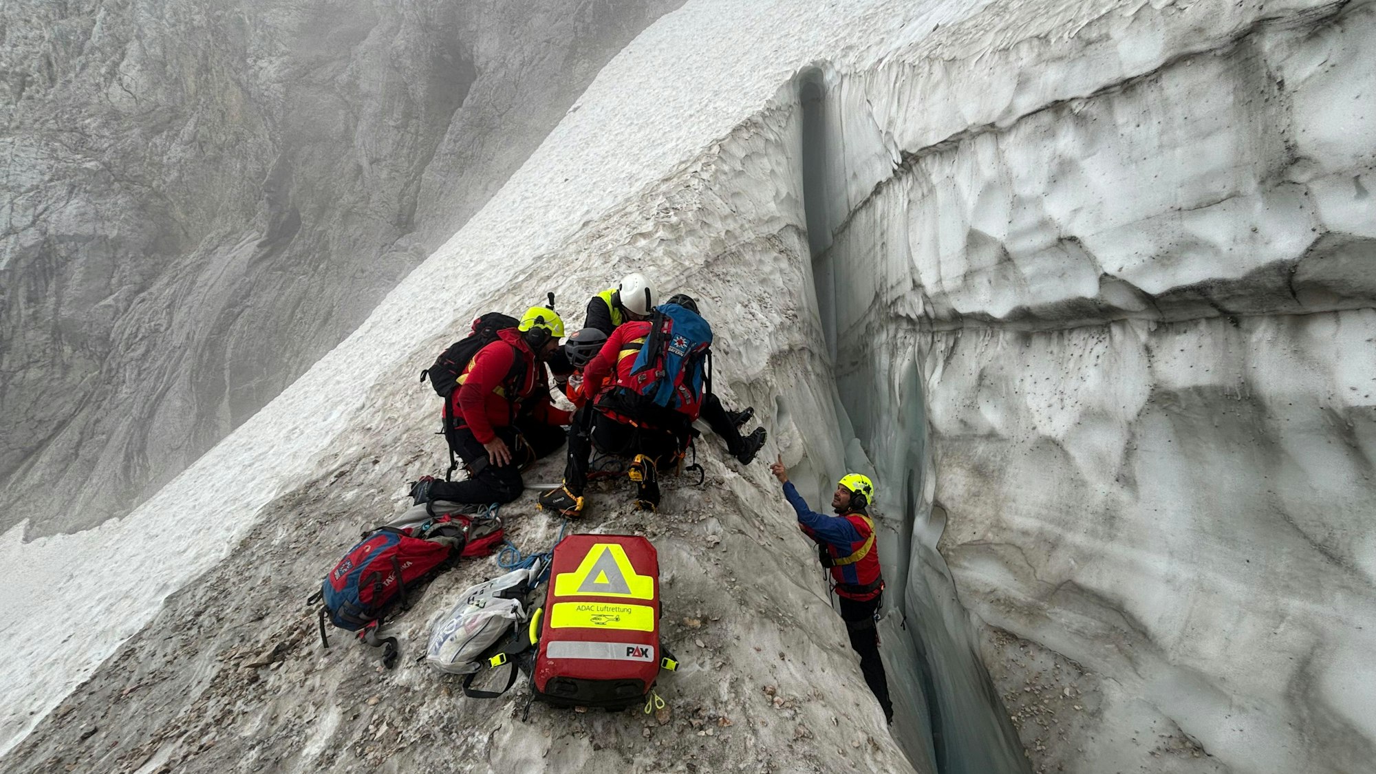 Die Bergwacht Grainau rettet einen Mann am Höllentalferner im Zugspitzgebiet aus einer Gletscherspalte.