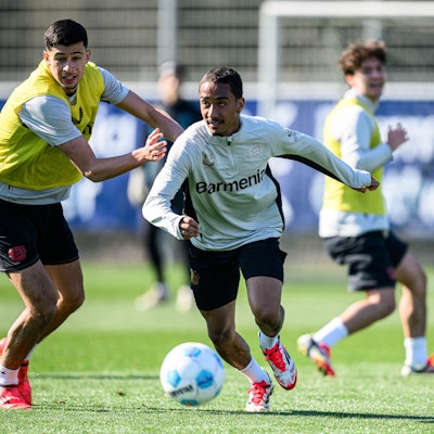 Im Training voll bei der Sache: Arthur (r.) hat dem Kampf um einen Stammplatz bei Bayer Leverkusen aufgenommen.