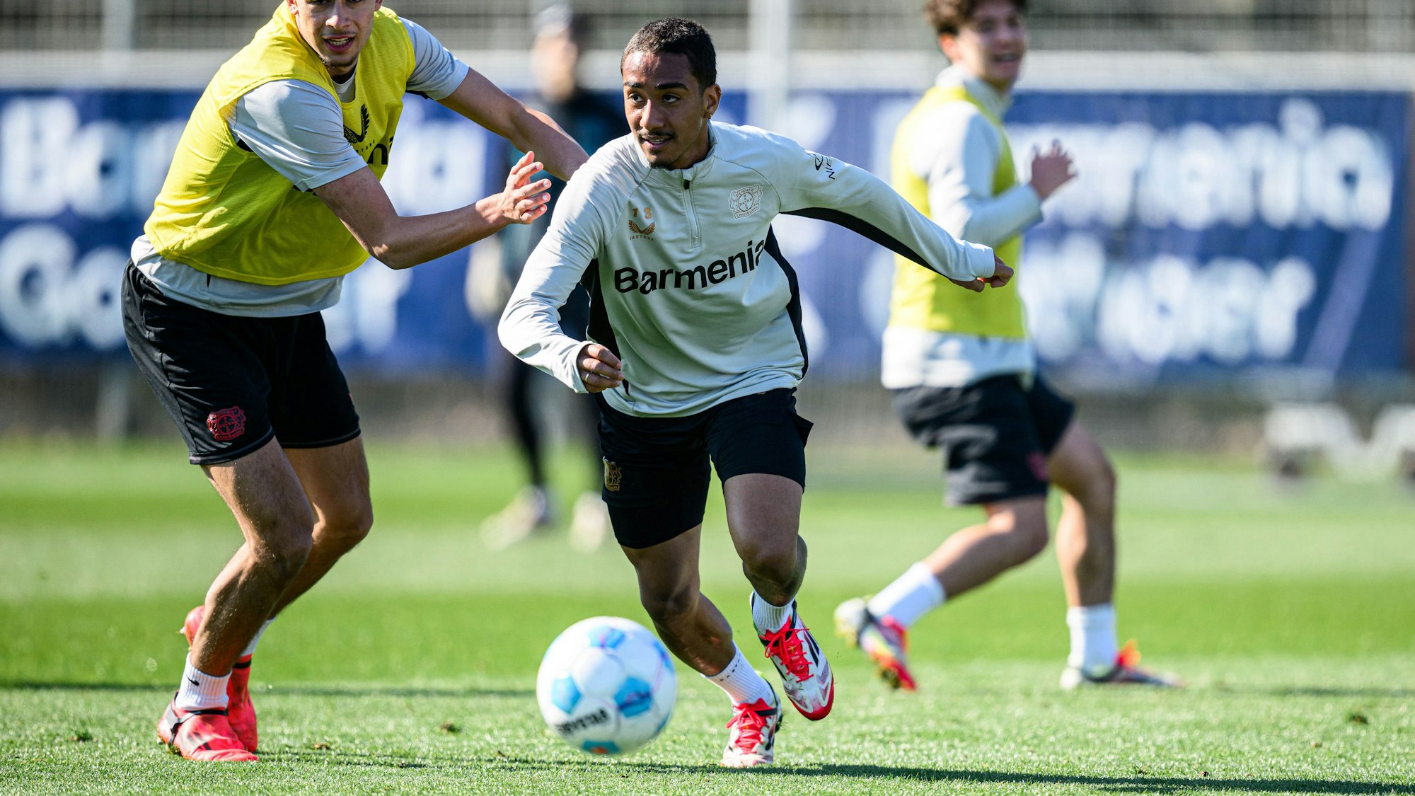 Im Training voll bei der Sache: Arthur (r.) hat dem Kampf um einen Stammplatz bei Bayer Leverkusen aufgenommen.