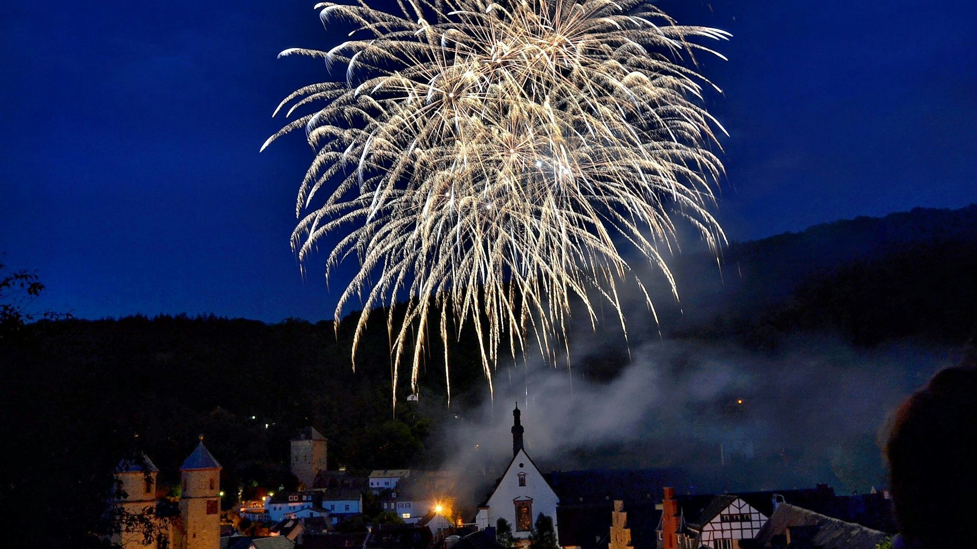 Feuerwerk über der Altstadt von Bad Münstereifel.