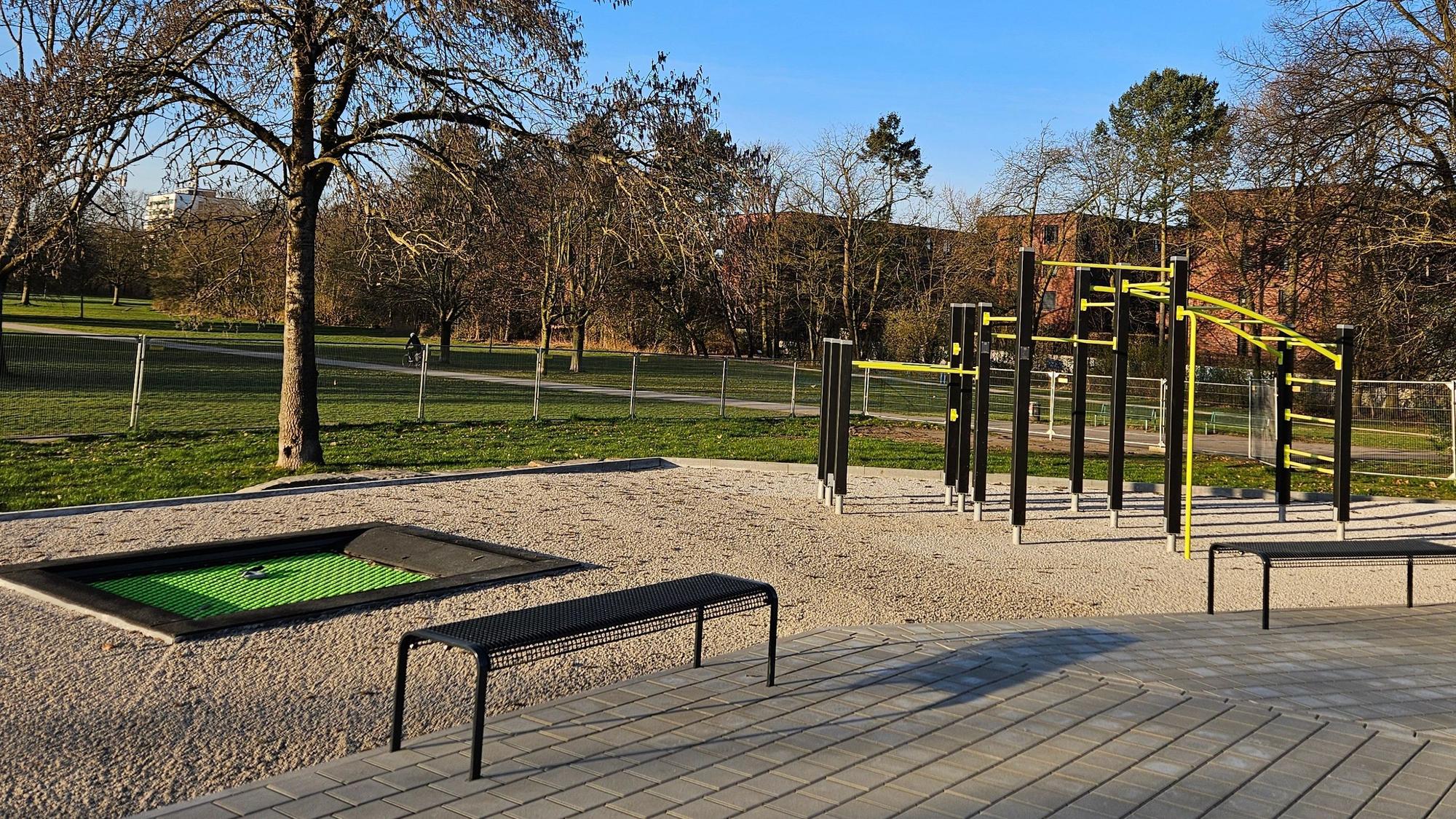 Ein Boden-Trampolin und Geräte für Streetworkout/Calisthenics und moderne Tischtennisplatten ergänzen das Spielangebot.