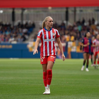 Bild einer Fußballspielerin auf dem Platz