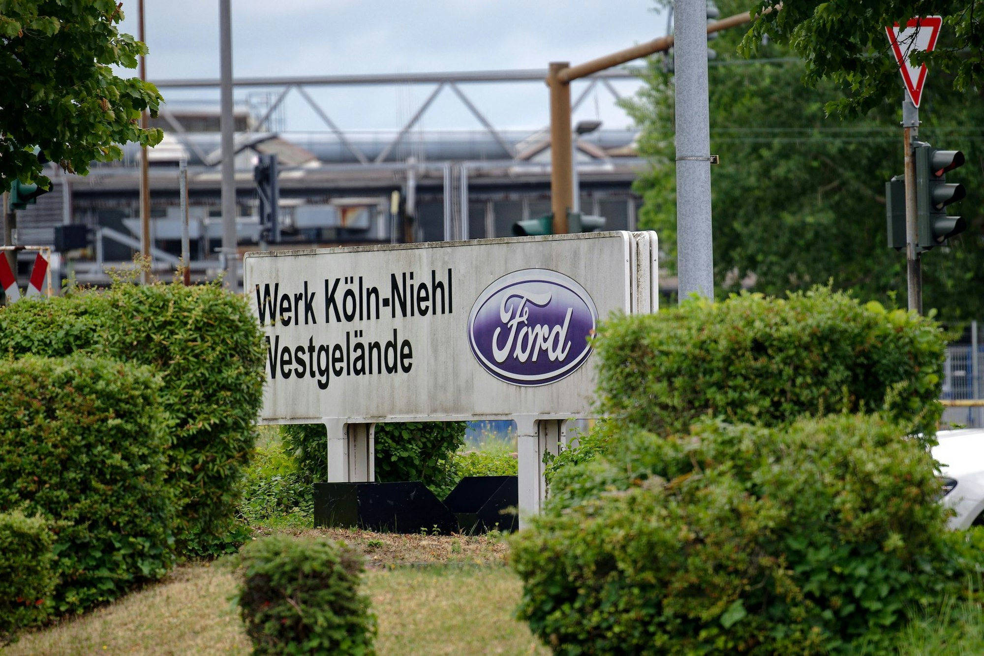 Ford-Logo an einem Werkstor des Autobauers, der in Köln noch große Flächen hat - obwohl er personell schon seit langem schrumpft.