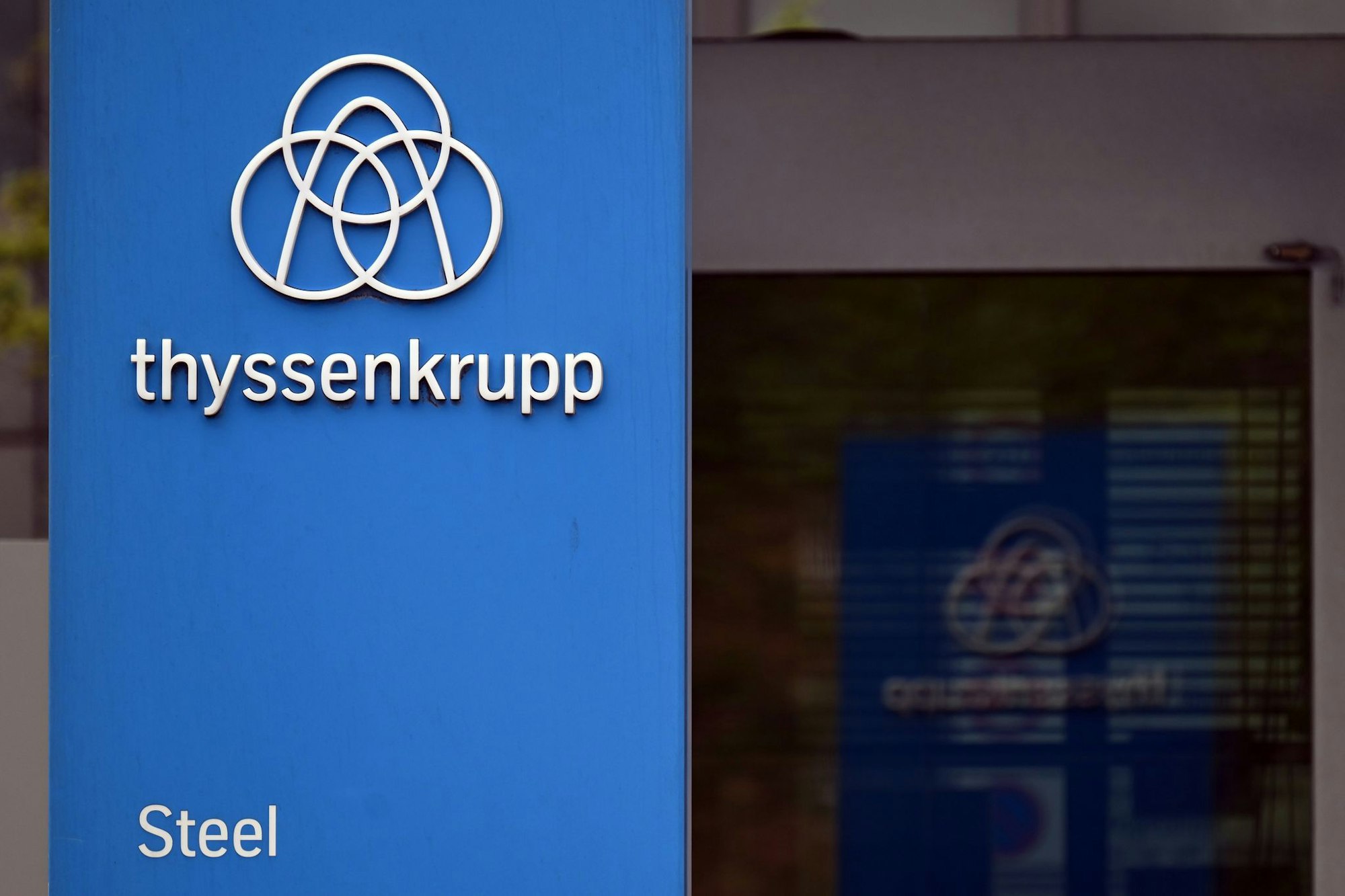 Weiße Schrift auf blauem Grund - wie geht es weiter mit der Stahlfirma?
