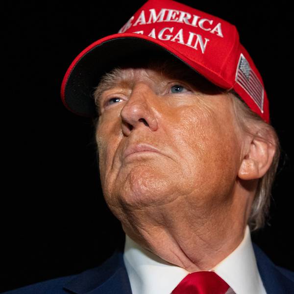 ARCHIV - 04.07.2025, USA, Gemeinsamer Stützpunkt Andrews: Präsident Donald Trump spricht mit Reportern bei seiner Ankunft in der Air Force One auf der Joint Base Andrews. (zu dpa: «Expertin: Zollstreit mit Trump bedroht Zukunft der EU») Foto: Alex Brandon/AP/dpa +++ dpa-Bildfunk +++