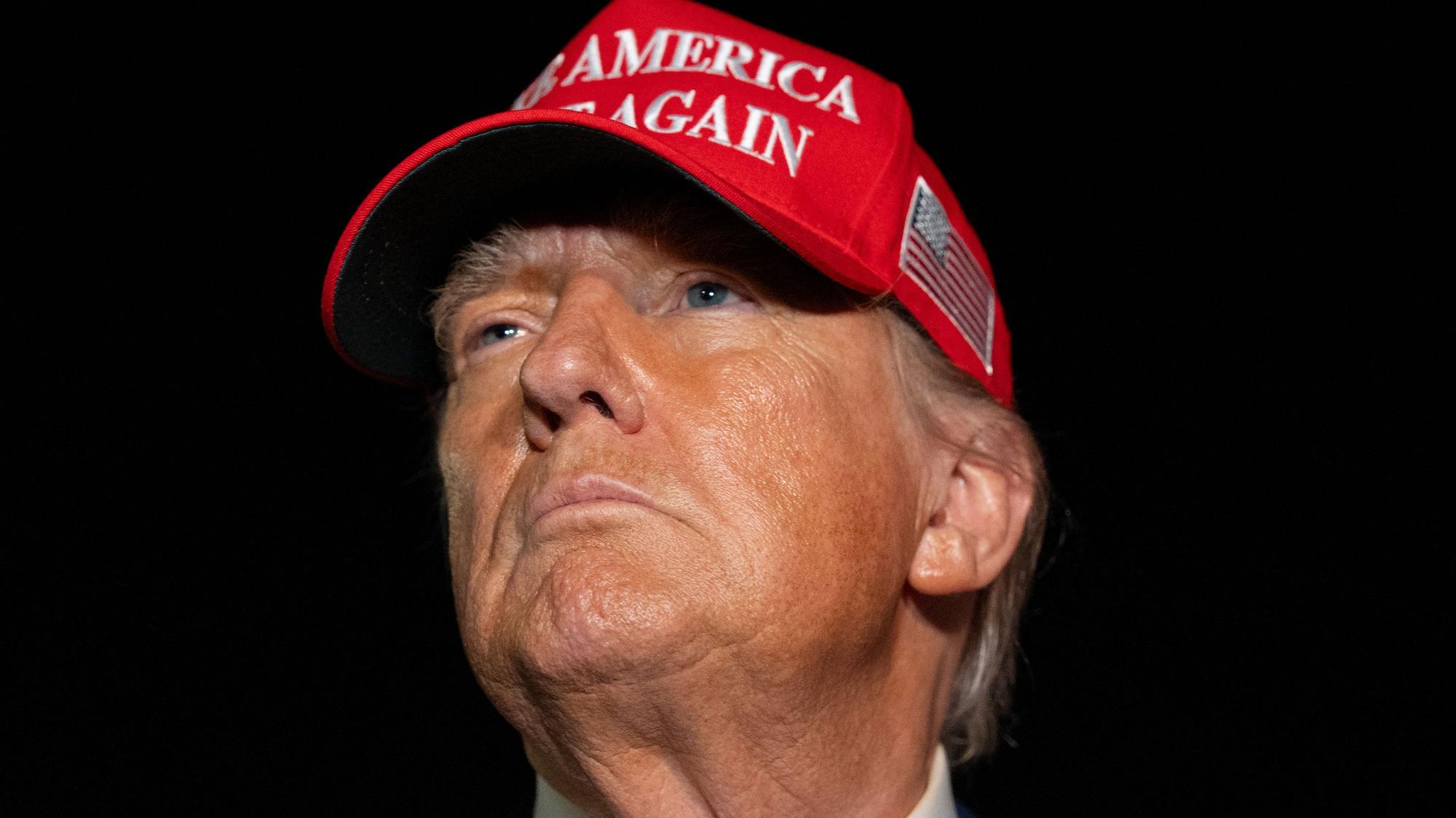 ARCHIV - 04.07.2025, USA, Gemeinsamer Stützpunkt Andrews: Präsident Donald Trump spricht mit Reportern bei seiner Ankunft in der Air Force One auf der Joint Base Andrews. (zu dpa: «Expertin: Zollstreit mit Trump bedroht Zukunft der EU») Foto: Alex Brandon/AP/dpa +++ dpa-Bildfunk +++