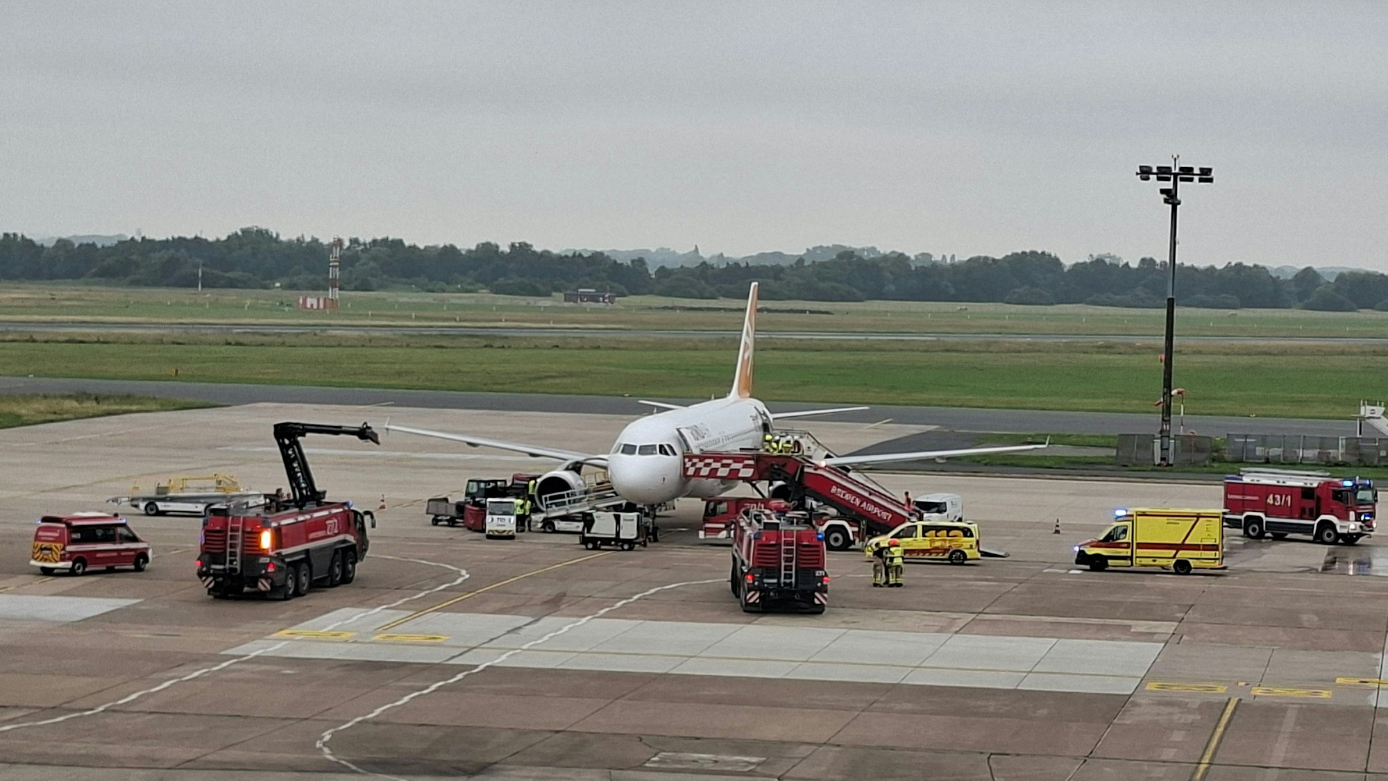 12.07.2025, Bremen: Ein Flugzeug der Fluggesellschaft Sundair steht auf dem Flughafen. Der Flieger ist am Samstagmorgen kurz nach dem Start zum Bremer Flughafen zurückgekehrt. Grund dafür war laut einer Unternehmenssprecherin leichter Dampf, den die Crew an Bord bemerkte. Aus Sicherheitsgründen entschied sich die Besatzung zur sofortigen Umkehr. Foto: Kai Moorschlatt/dpa +++ dpa-Bildfunk +++