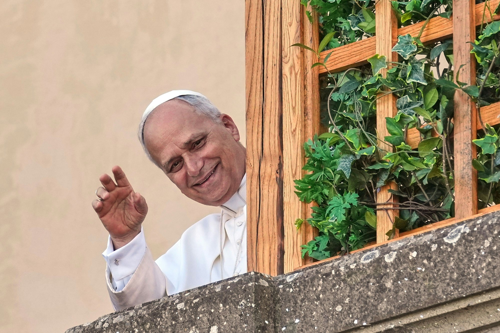 06.07.2025, Italien, Castel Gandolfo: Papst Leo XIV. trifft in der päpstlichen Sommerresidenz in Castel Gandolfo südlich von Rom zu einem sechswöchigen Urlaub ein. Foto: Andrew Medichini/AP/dpa +++ dpa-Bildfunk +++