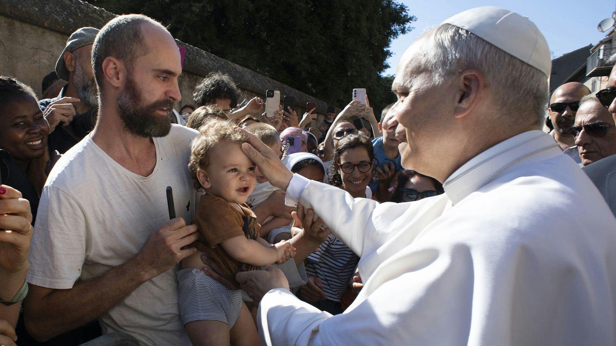 06.07.2025, Italien, Castel Gandolfo: Papst Leo XIV. kommt im südlich von Rom gelegenen Castel Gandolfo an, wo er eine Zeit der Ruhe verbringen wird. Foto: Vatican Media/IPA via ZUMA Press/dpa +++ dpa-Bildfunk +++