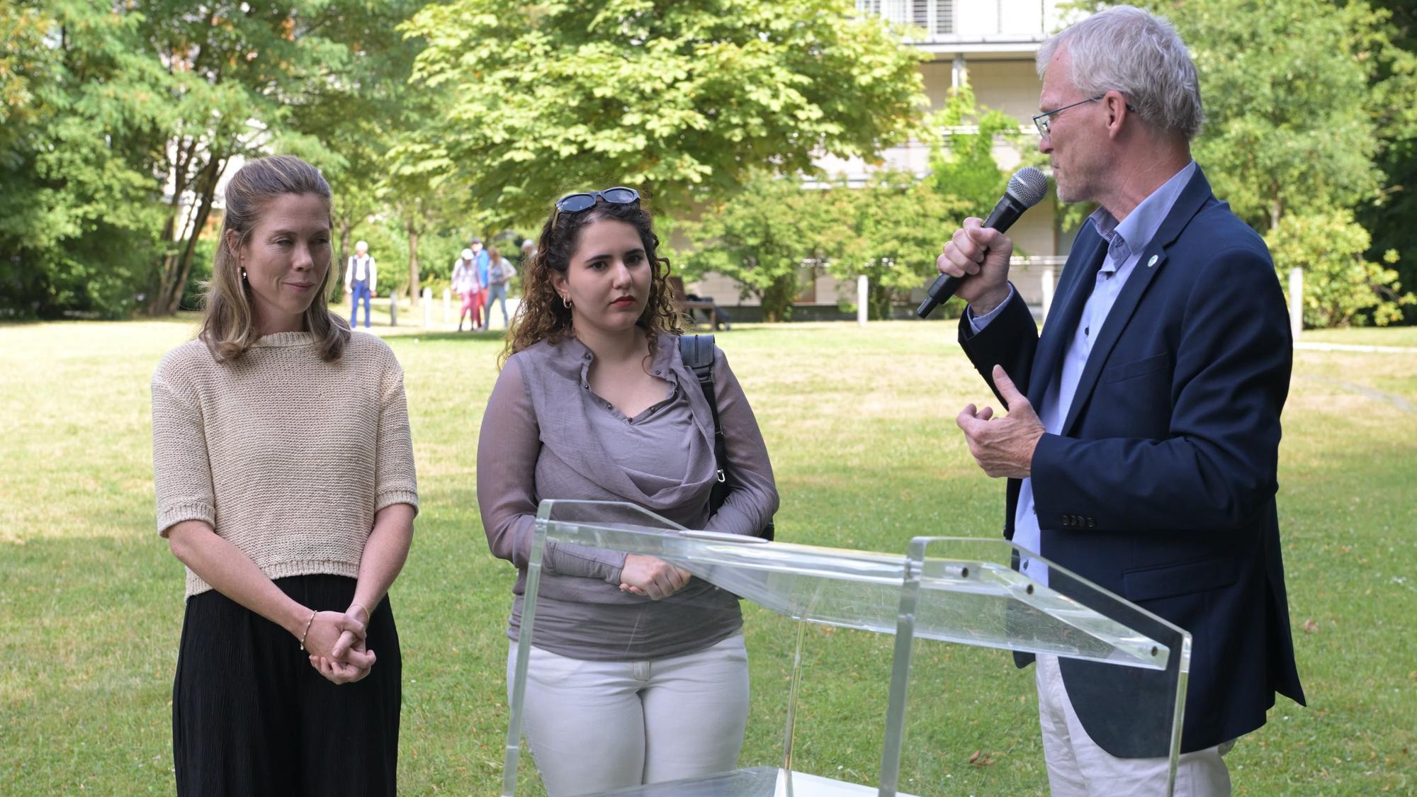 Bürgermeister Frank Stein dankt Lina Ait Hmani (Mitte) und Lehrerin Theresa Reusch für ihr Engagement.