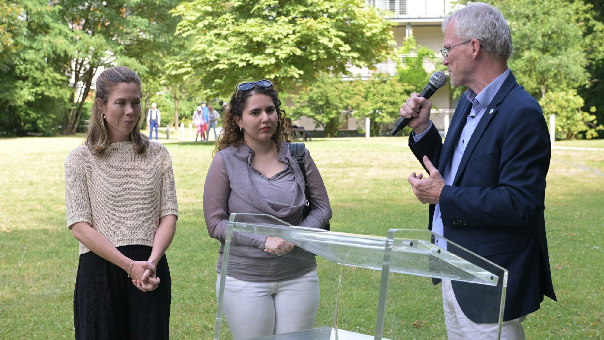 Bürgermeister Frank Stein dankt Lina Ait Hmani (Mitte) und Lehrerin Theresa Reusch für ihr Engagement.