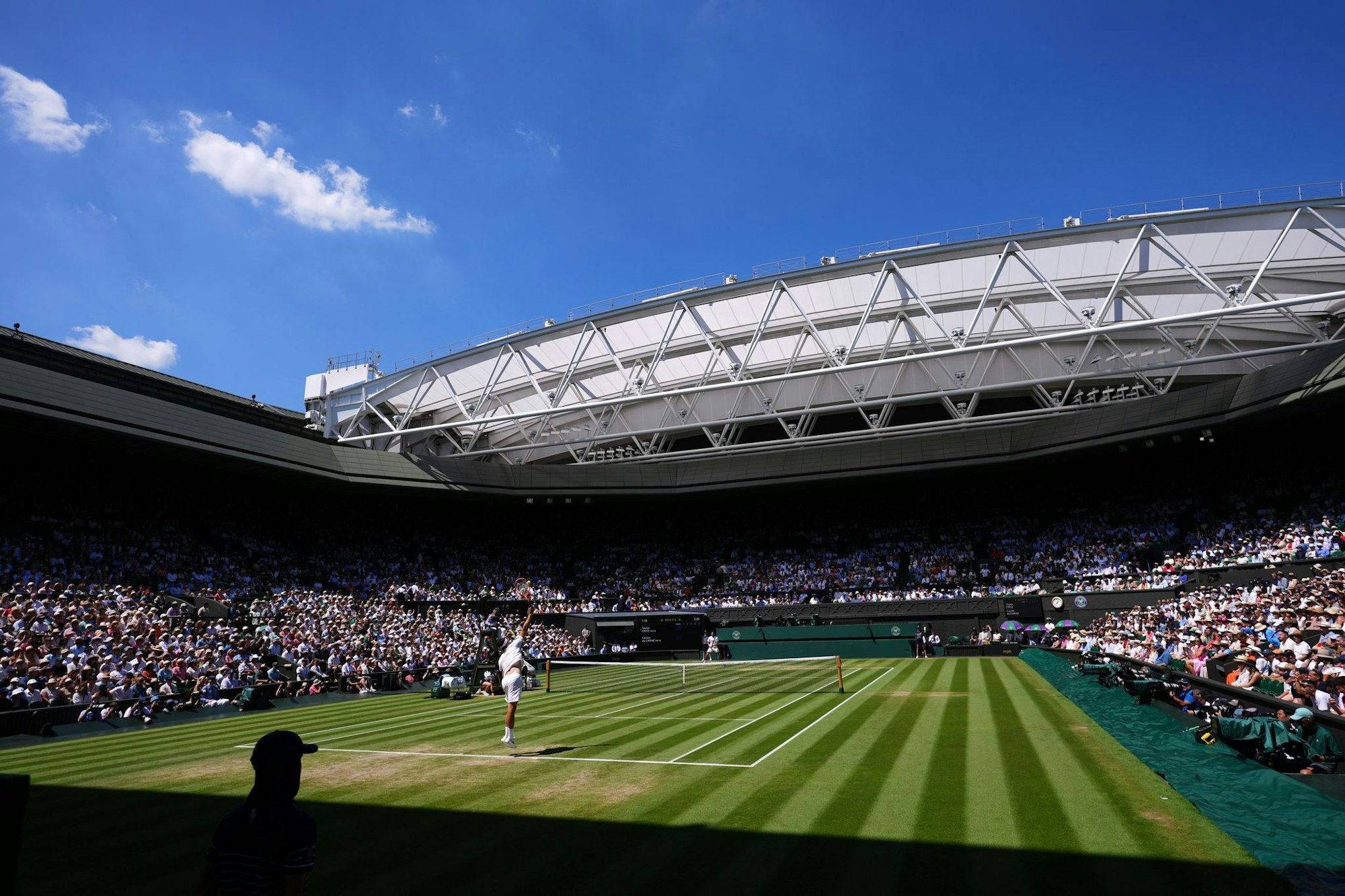 In der Sonne sind es mehr als 30 Grad auf dem Centre Court.
