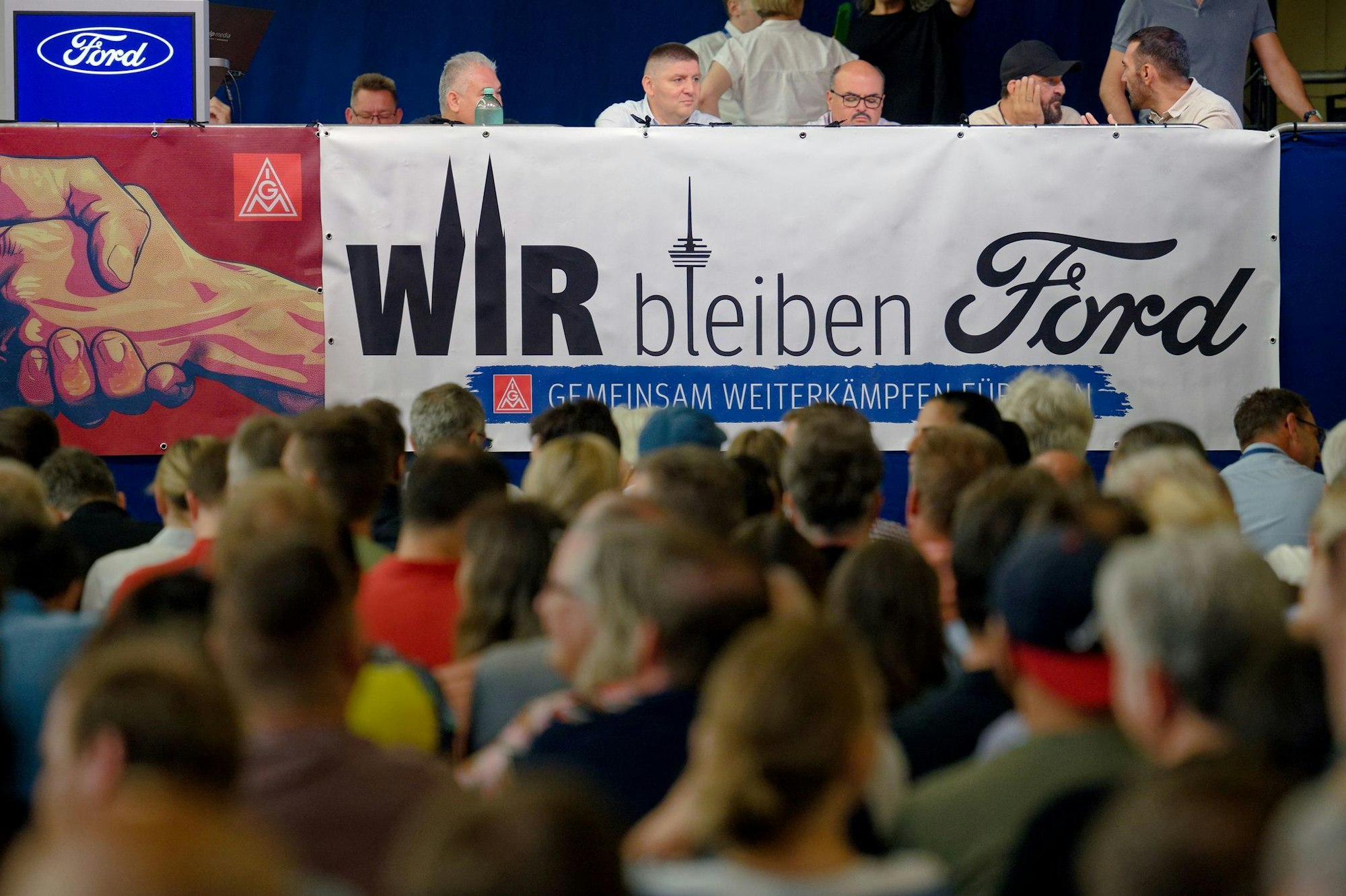 Der Andrang ist groß bei der Betriebsversammlung beim Kölner Autobauer Ford Deutschland.