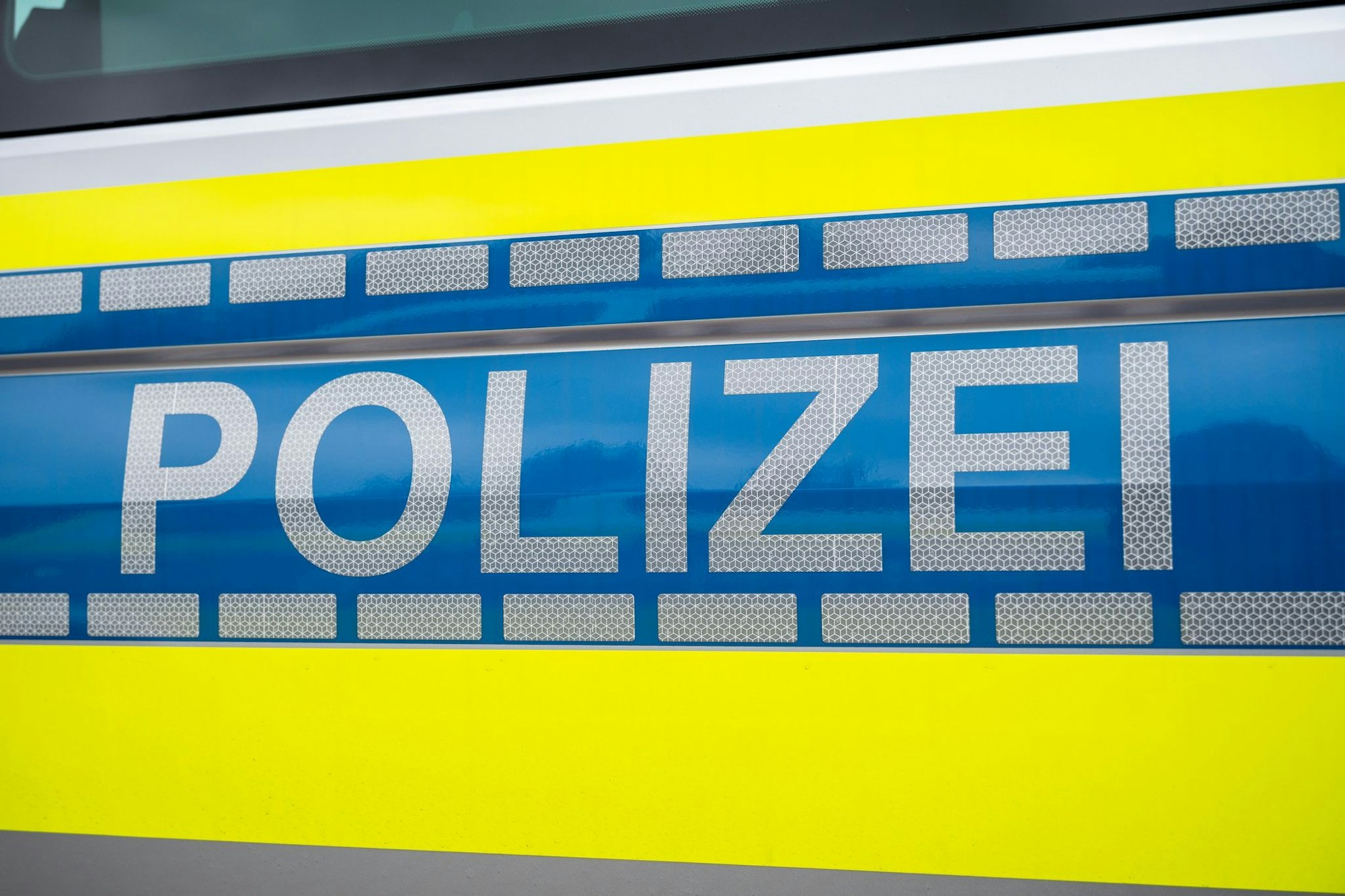 Nach dem Angriff auf einen Sanitäter hat sich ein zweiter Verdächtiger der Polizei gestellt. (Symbolbild)