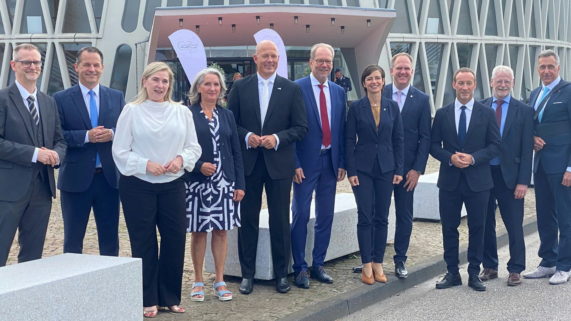 Zu sehen ist eine Gruppe von Bürgermeisterinnen und Bürgermeistern sowie Landrat Frank Rock.