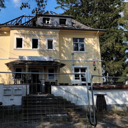 Vor einem Jahr brannte es im Haus im Park. Die Ermittlungen wegen eines versuchten Tötungsdelikts laufen noch,  der Inhaber will die Villa abreißen lassen.