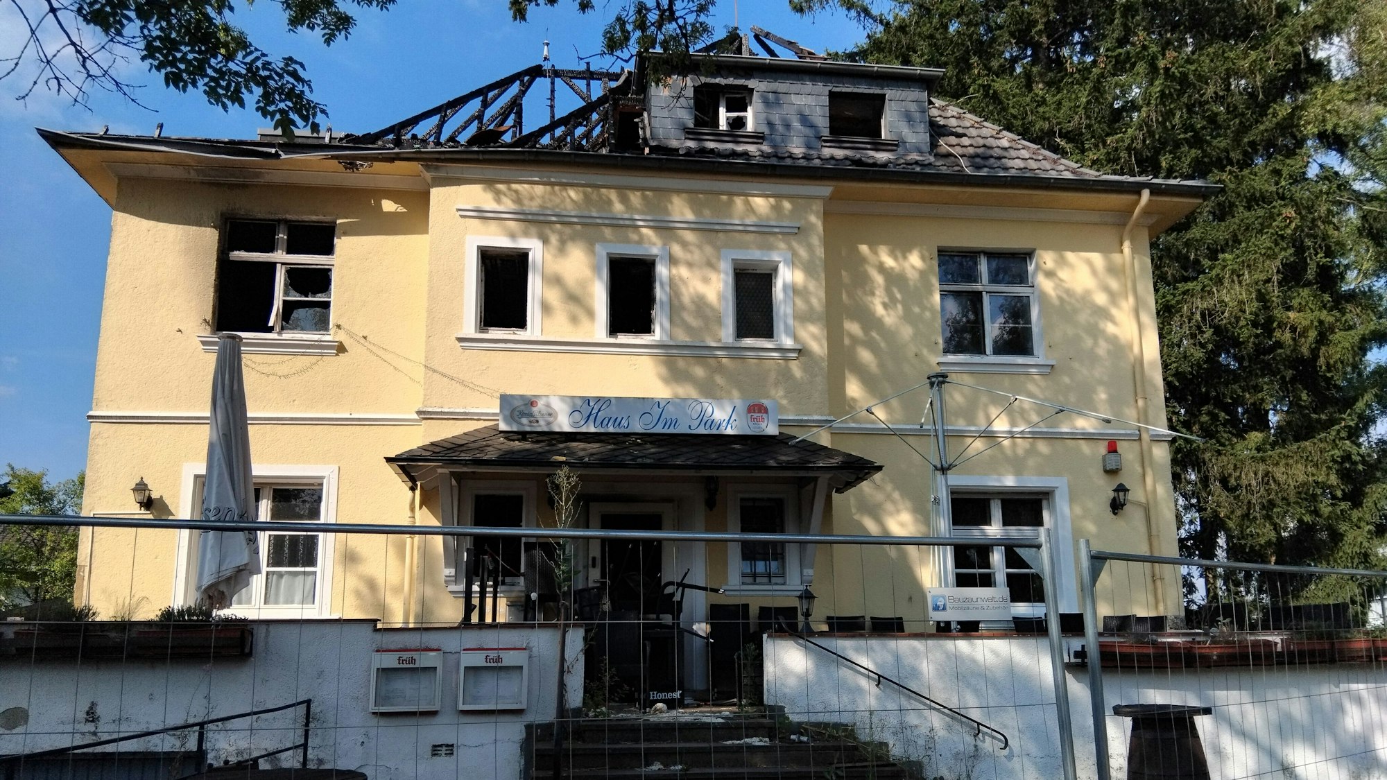 Vor einem Jahr brannte es im Haus im Park. Die Ermittlungen wegen eines versuchten Tötungsdelikts laufen noch,  der Inhaber will die Villa abreißen lassen.