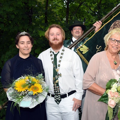 Die neuen Najestäten auf einem Gruppenfoto.