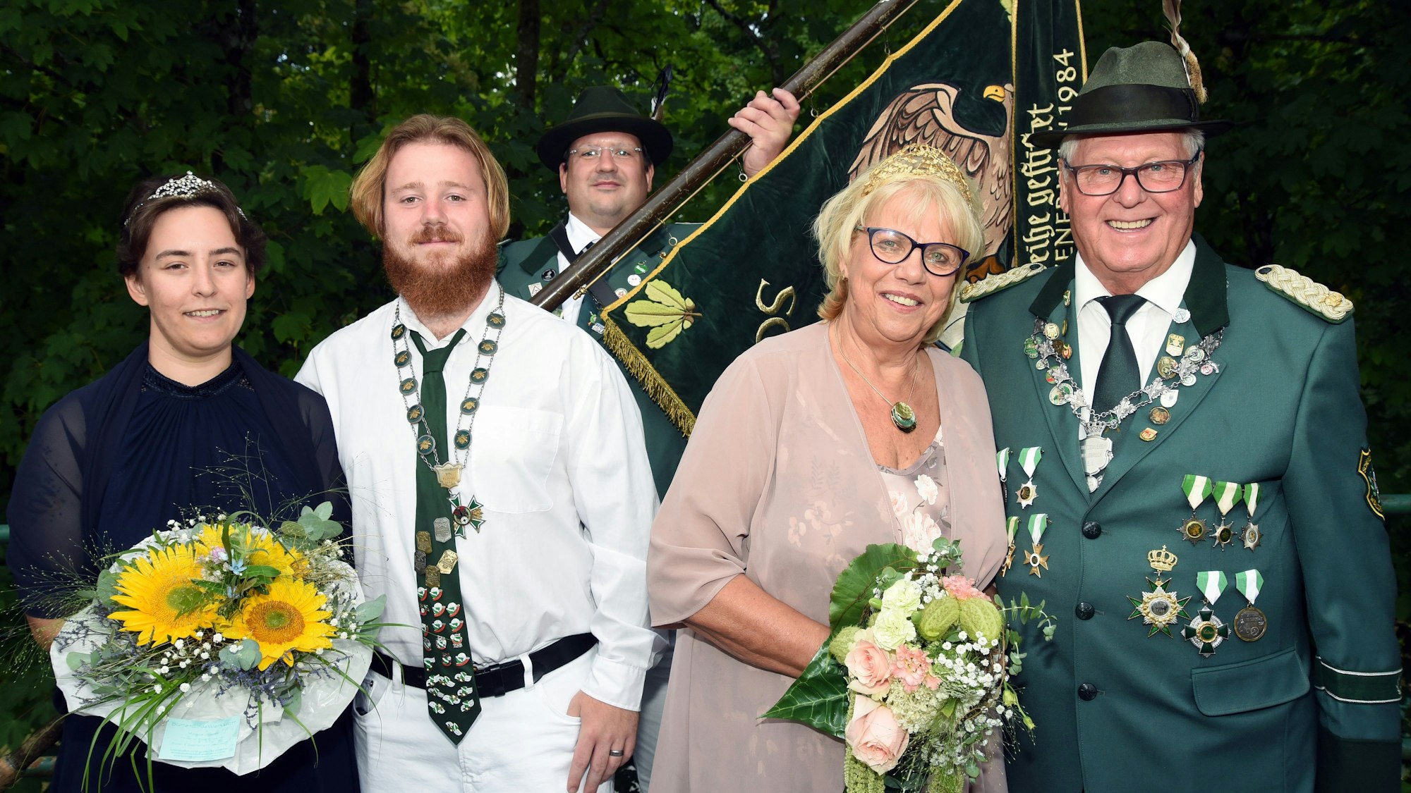 Die neuen Najestäten auf einem Gruppenfoto.