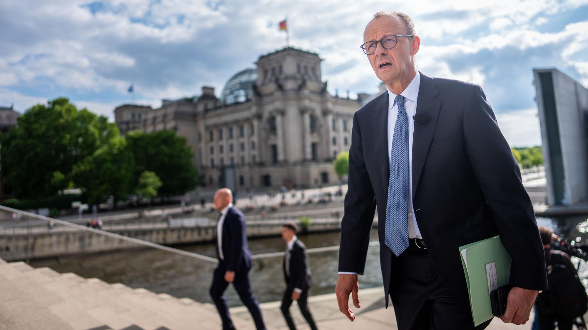 Bundeskanzler Friedrich Merz (CDU) kommt zum ARD-Sommerinterview. Im Live Gespräch mit ARD Hauptstadtstudio Leiter Preiß äußert sich Merz in der Sendung ‚Bericht aus Berlin‘ zu aktuellen Themen.