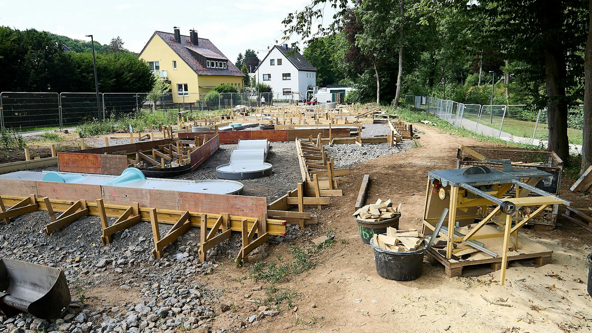 Auf einer Baustelle in Gemünd ist die Minigolf-Anlage, die dort entsteht, schon zu erkennen.