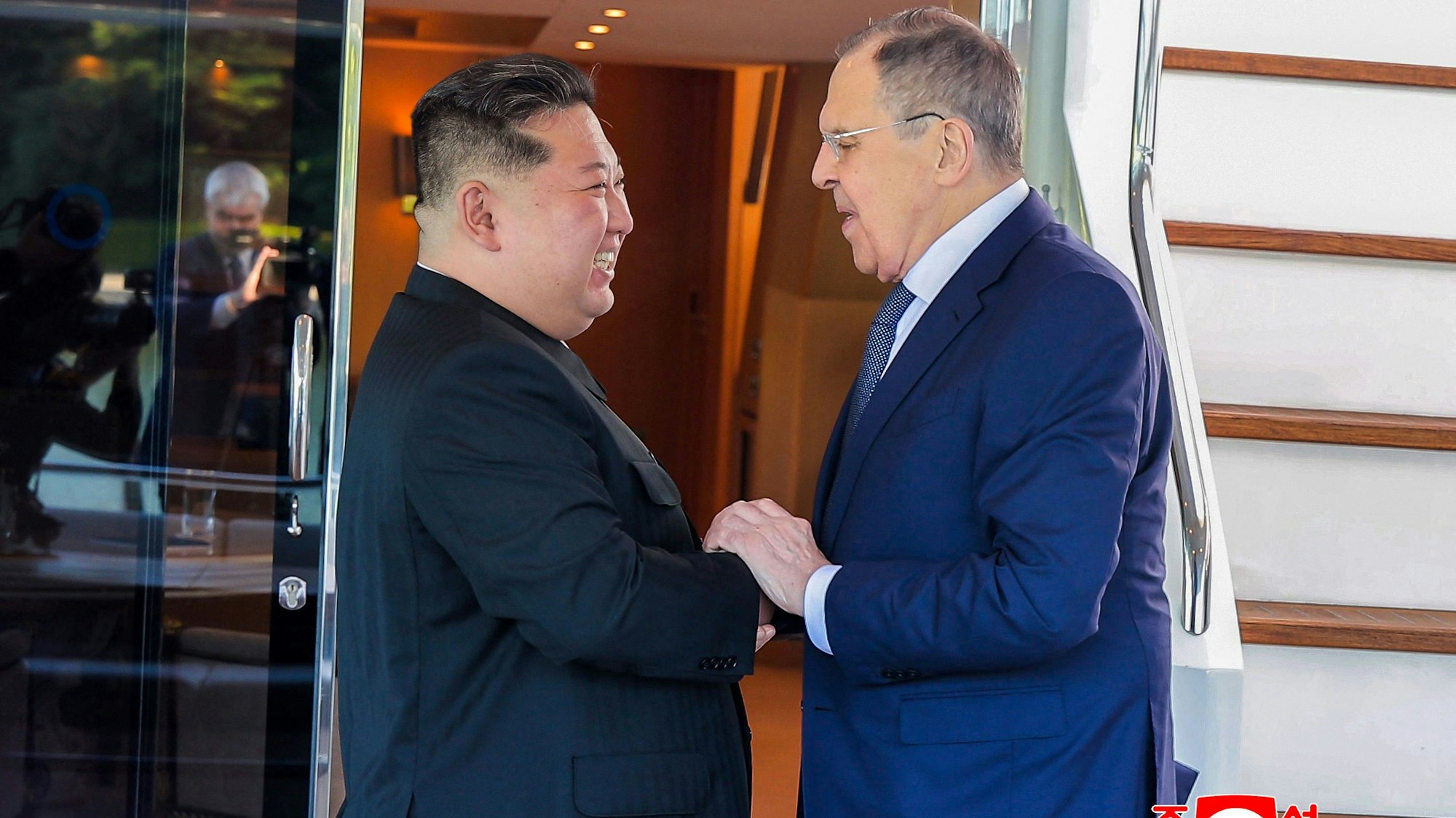 Nordkoreas Machthaber Kim Jong Un hat sich mit dem russischen Außenminister Sergej Lawrow getroffen.