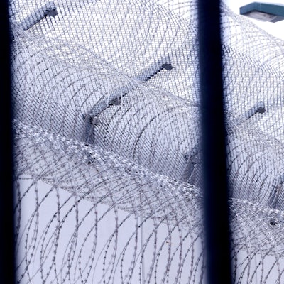 Sogenannter Nato-Draht sichert einen Bereich in der Justizvollzugsanstalt in Willich. In Frankreich ist ein Häftling bei der Entlassung eines Mitgefangenem in dessen Tasche aus dem Gefängnis geflohen.