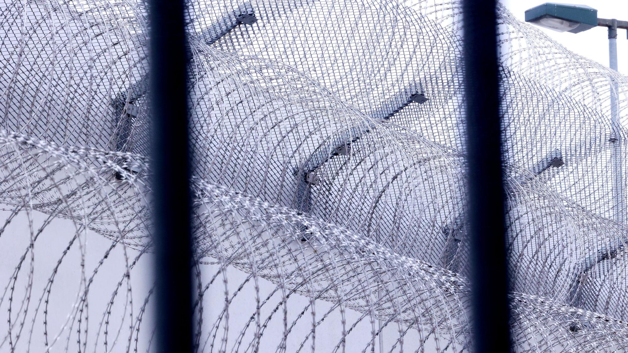 Sogenannter Nato-Draht sichert einen Bereich in der Justizvollzugsanstalt in Willich. In Frankreich ist ein Häftling bei der Entlassung eines Mitgefangenem in dessen Tasche aus dem Gefängnis geflohen.