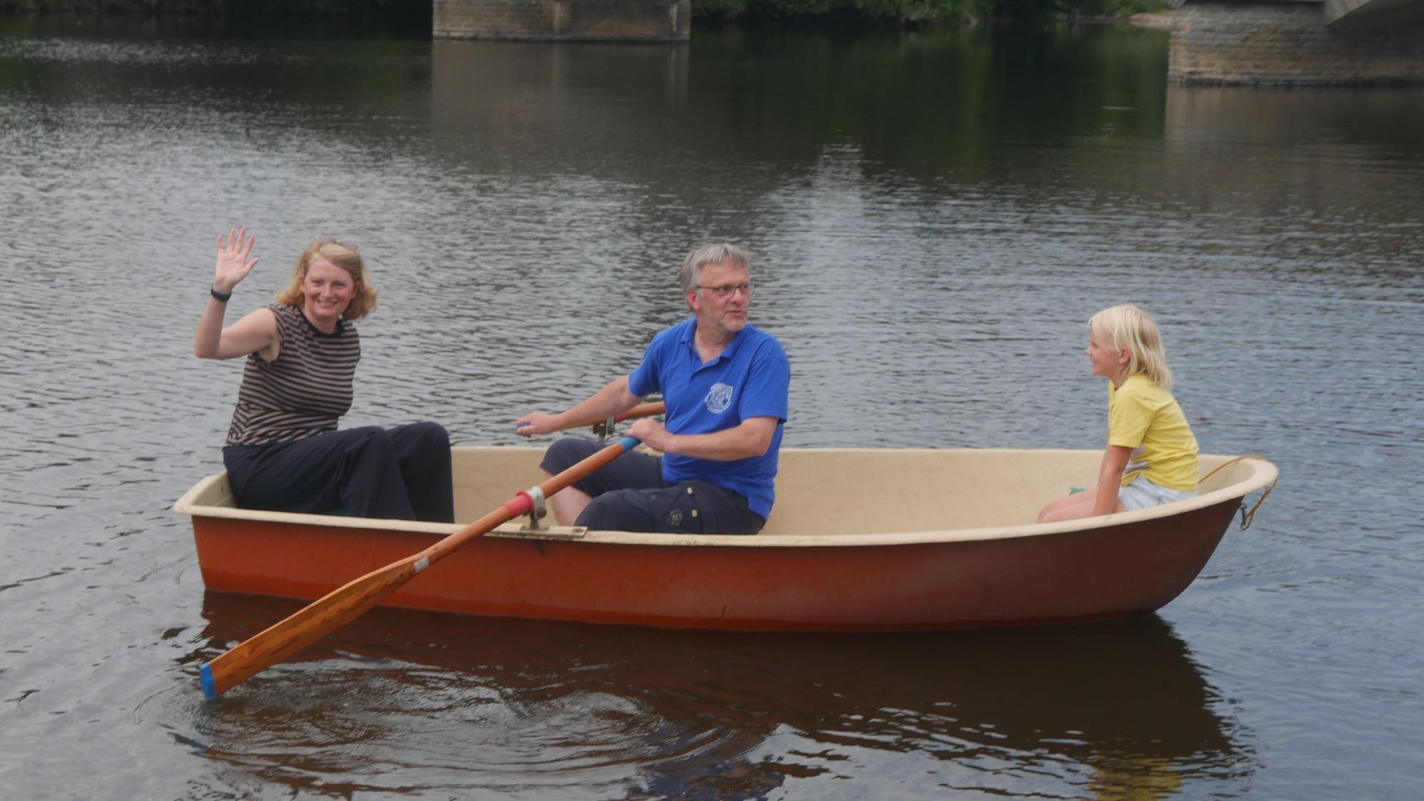 Im kommenden Jahr sollen in Dattenfeld wieder die Boote zu Wasser gelassen werden. Beim Sommerfest hatte Joachim Greis vom Bürger- und Verschönerungsverein Dattenfeld Bürgermeisterin Alexandra Gauß und die kleine Emma zu einer Bootsfahrt abgeholt.