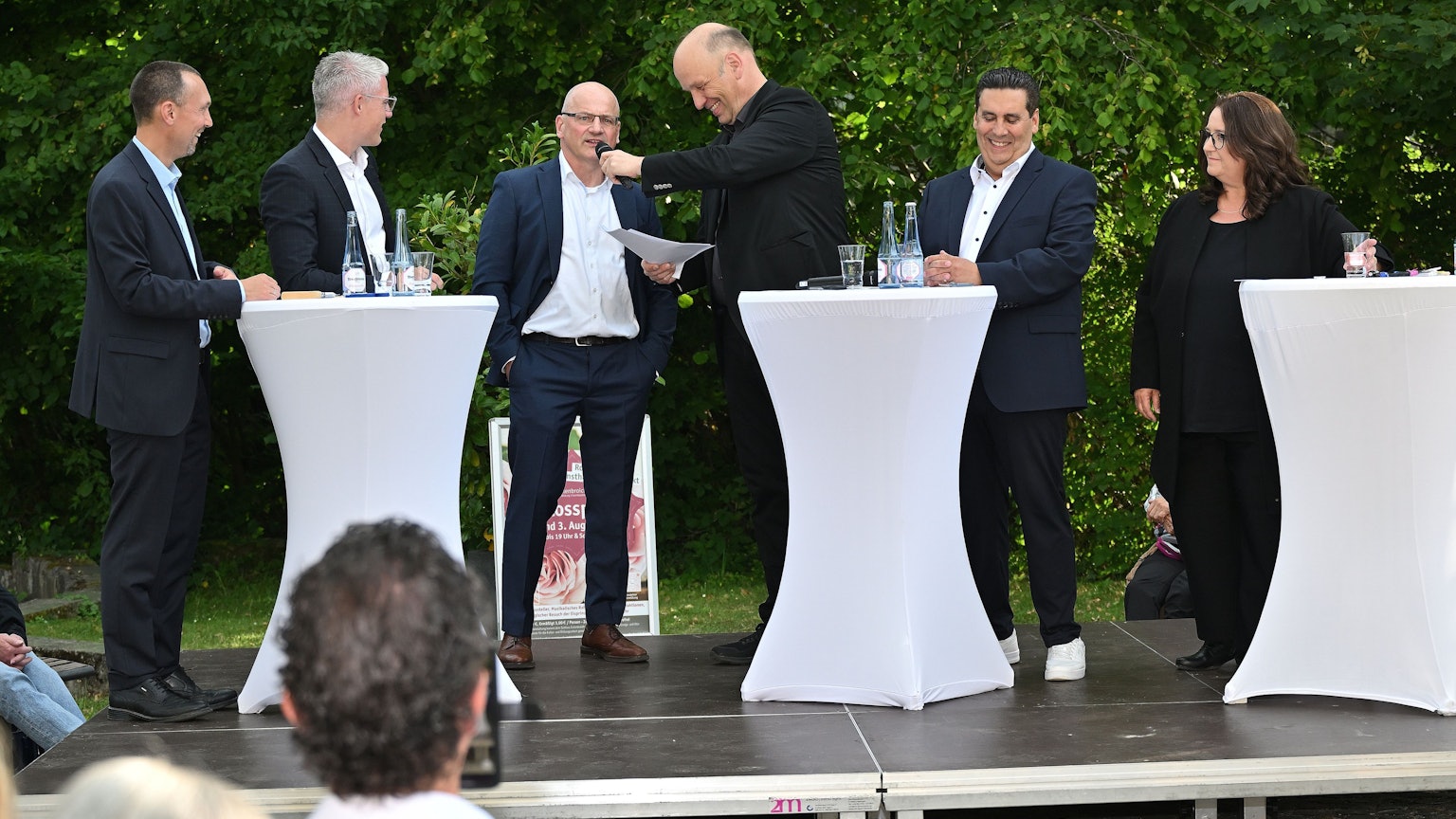Bei einer Podiumsdiskussion im Juli hatten Yannick Steinbach (2. v. l.) und Giselher Dick (3. v. l.) noch mehr Konkurrenz. Jetzt treten die beiden zur Stichwahl um das Rösrather Bürgermeisteramt an.