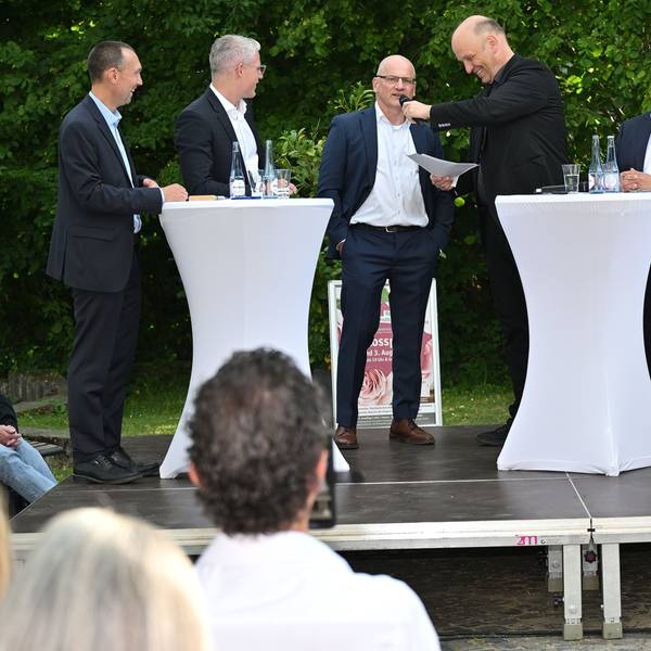 Bei einer Podiumsdiskussion im Juli hatten Yannick Steinbach (2. v. l.) und Giselher Dick (3. v. l.) noch mehr Konkurrenz. Jetzt treten die beiden zur Stichwahl um das Rösrather Bürgermeisteramt an.