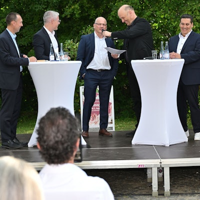 Bei einer Podiumsdiskussion im Juli hatten Yannick Steinbach (2. v. l.) und Giselher Dick (3. v. l.) noch mehr Konkurrenz. Jetzt treten die beiden zur Stichwahl um das Rösrather Bürgermeisteramt an.