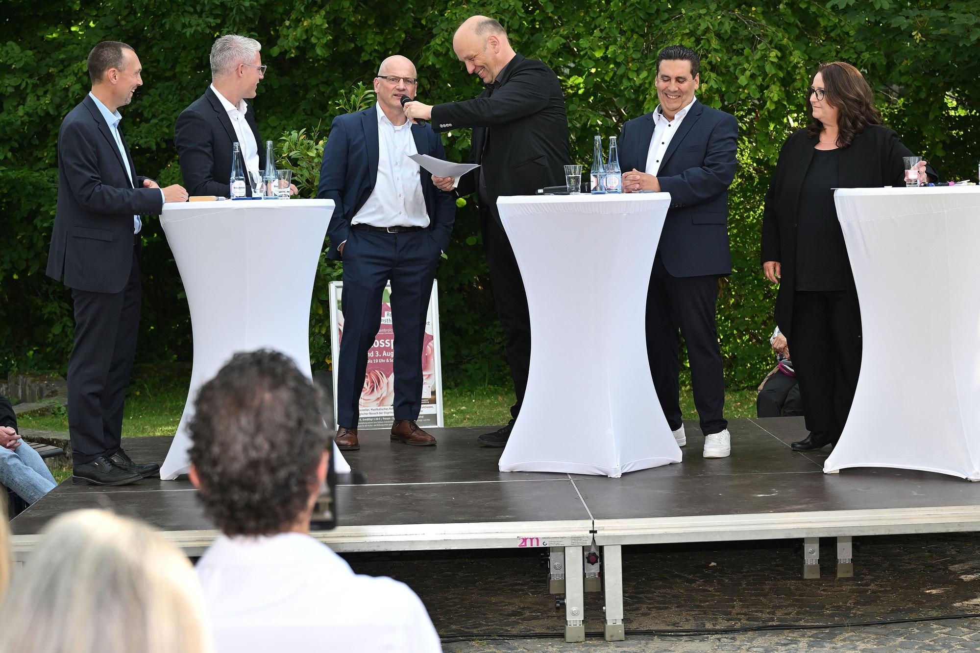 Bei einer Podiumsdiskussion im Juli hatten Yannick Steinbach (2. v. l.) und Giselher Dick (3. v. l.) noch mehr Konkurrenz. Jetzt treten die beiden zur Stichwahl um das Rösrather Bürgermeisteramt an.
