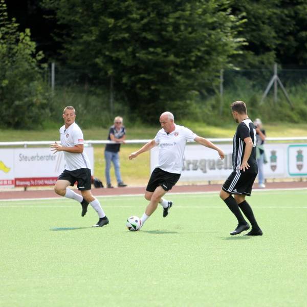 Mario Basler zeigte beim Benefizspiel vor 350 Zuschauern, dass er fußballerisch nichts verlernt hat.