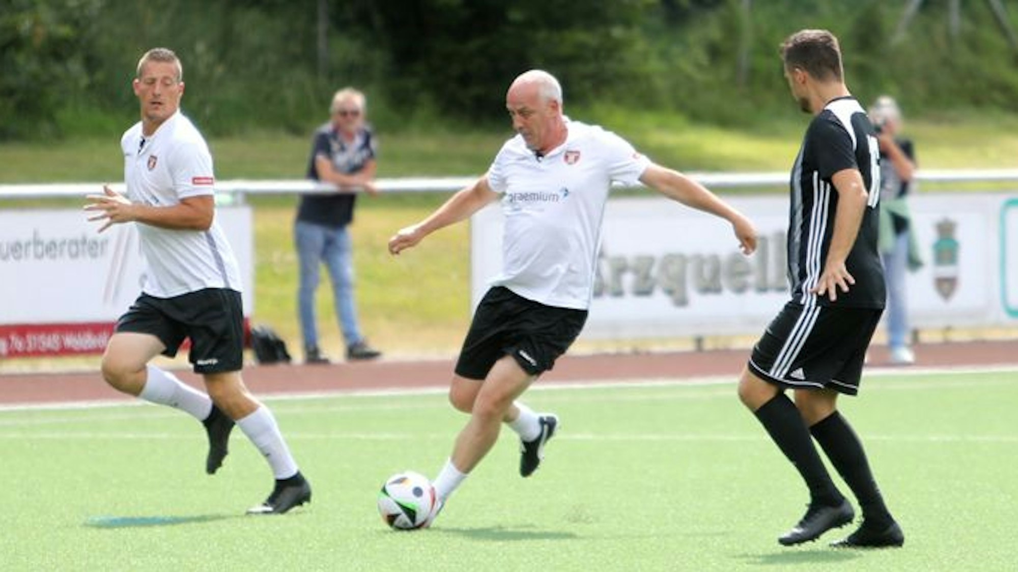Mario Basler zeigte beim Benefizspiel vor 350 Zuschauern, dass er fußballerisch nichts verlernt hat.