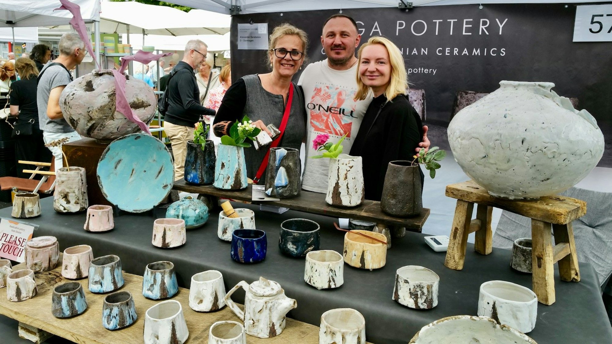 Mitorganisatorin und Keramikkünstlerin Ines Rother (l.) mit dem ukrainischen Ehepaar Alexander Barabanov und Galina Kaniuk.