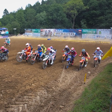 Szene vom Start eines Motocross-Rennens