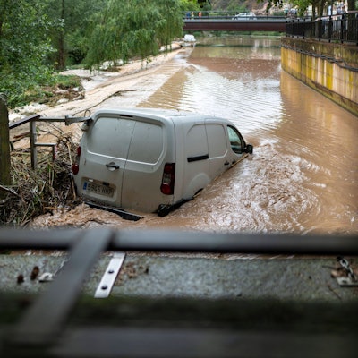Ein Auto wird von einem Fluss in Spanien mitgerissen.