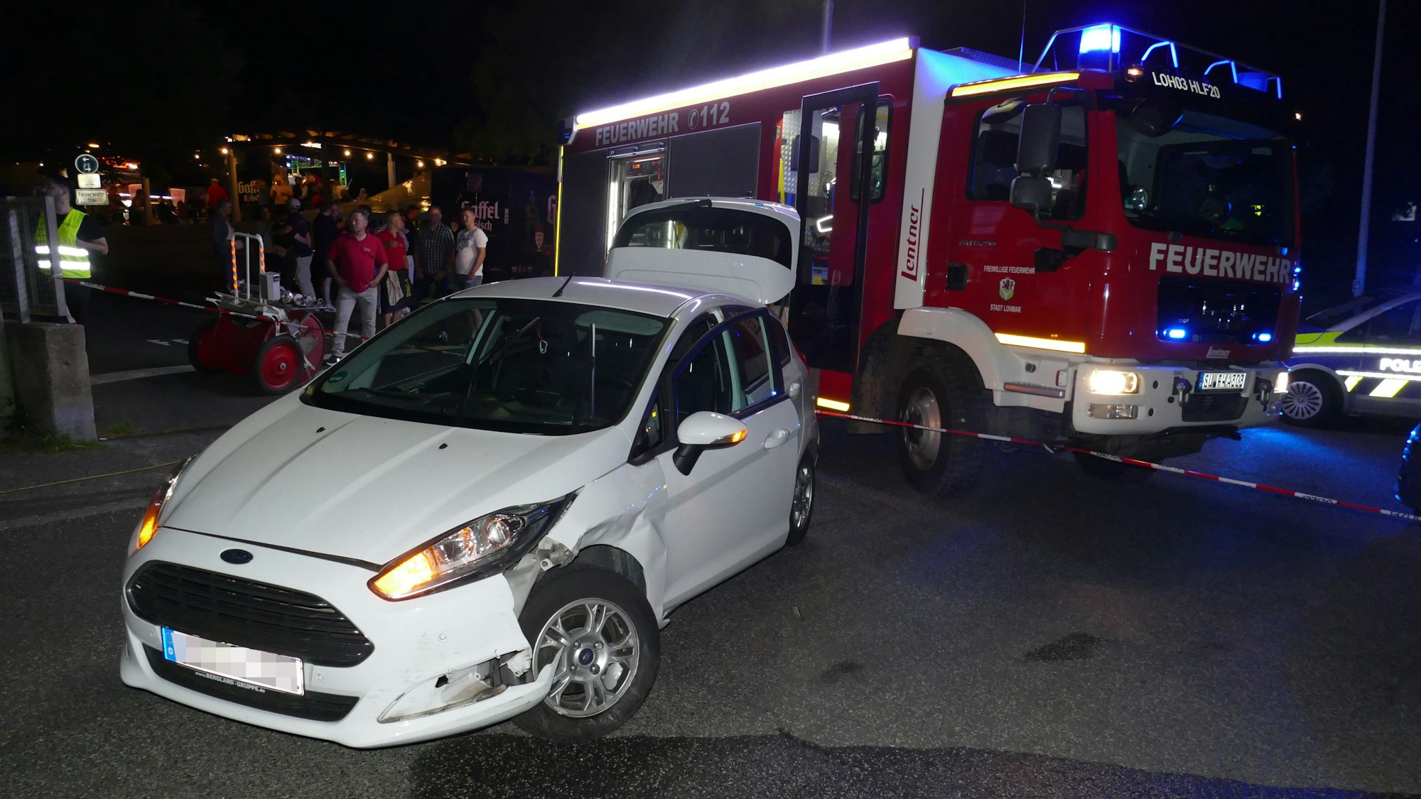 Zunächst rammte der Porsche den Fiesta mit zwei Insassen. Insgesamt vier Autos wurden beschädigt, teilweise irreparabel.