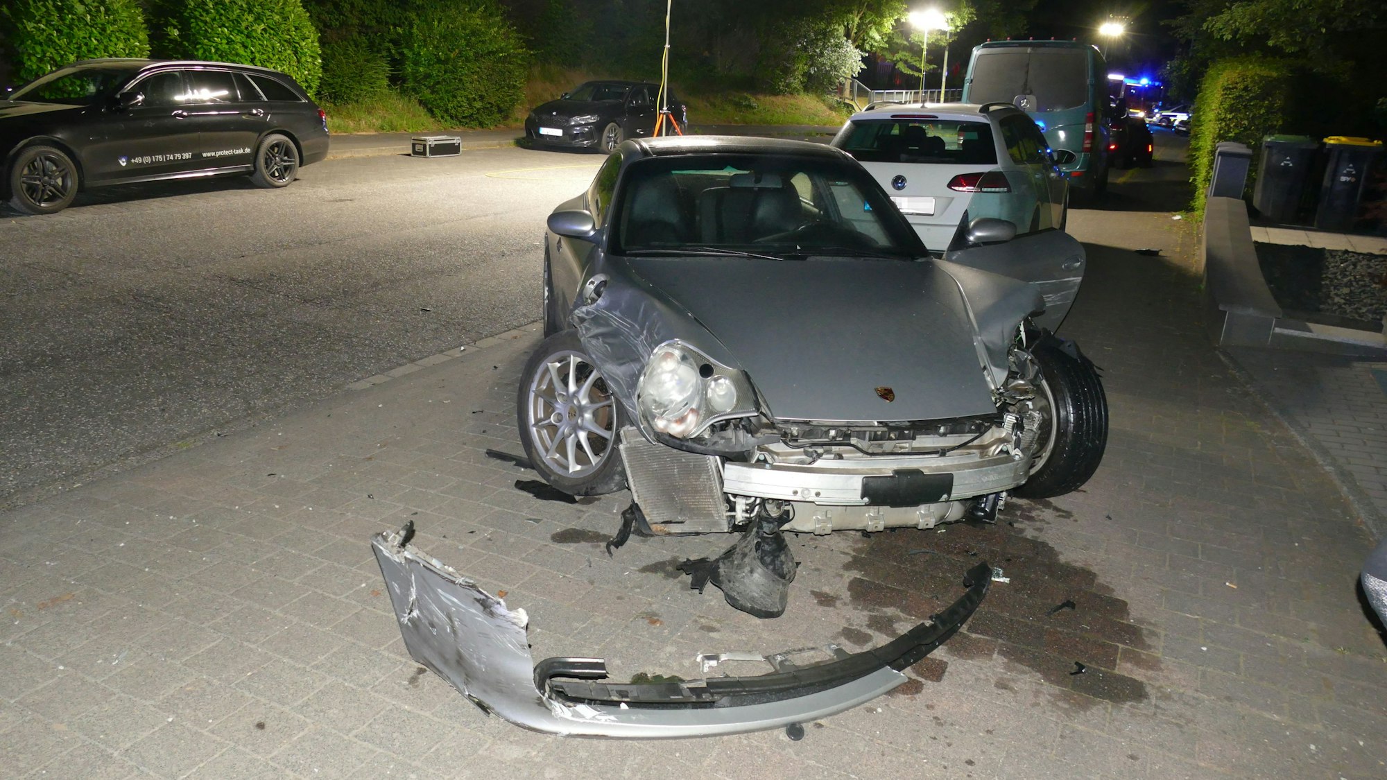 Nach mehreren Crashs hatte der Porsche des Unfallverursachers einen Totalschaden.