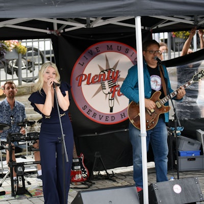 Die band auf der Bühne.