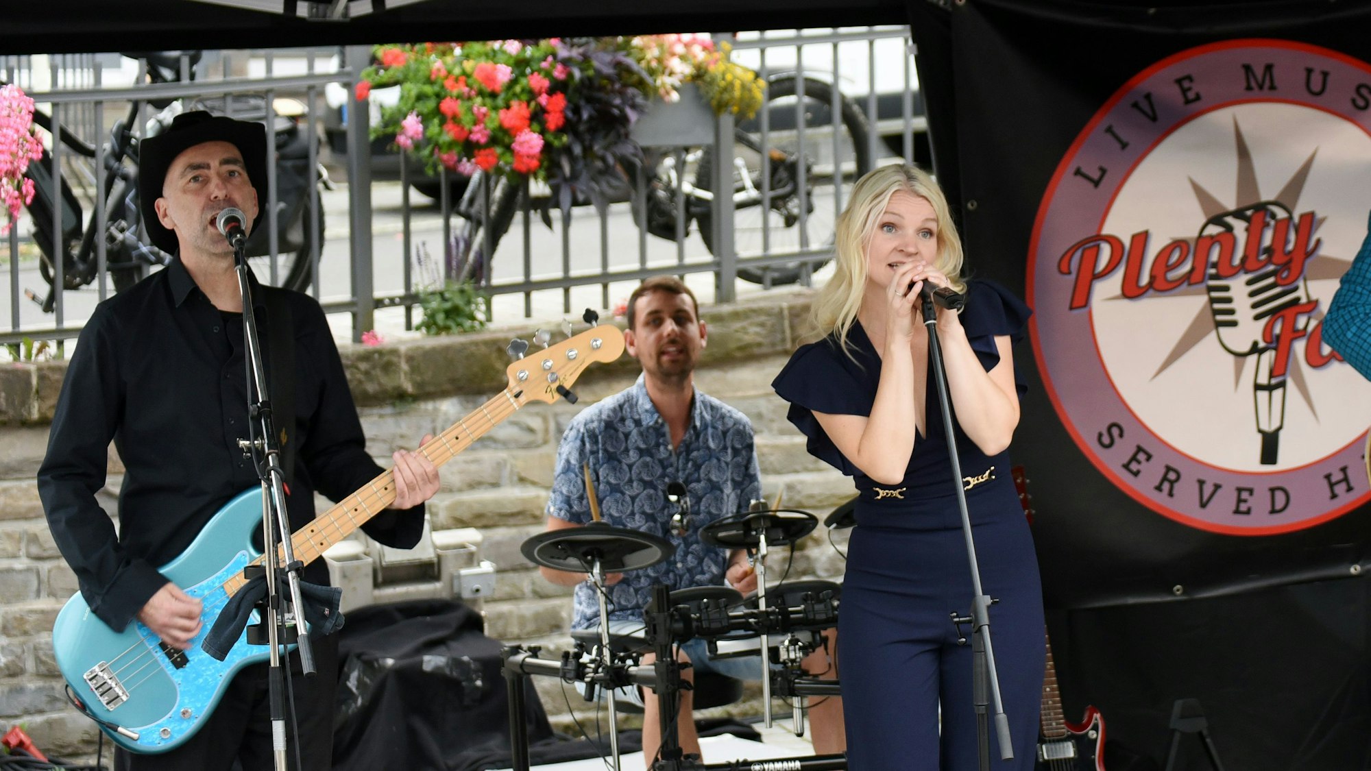 Die band auf der Bühne.