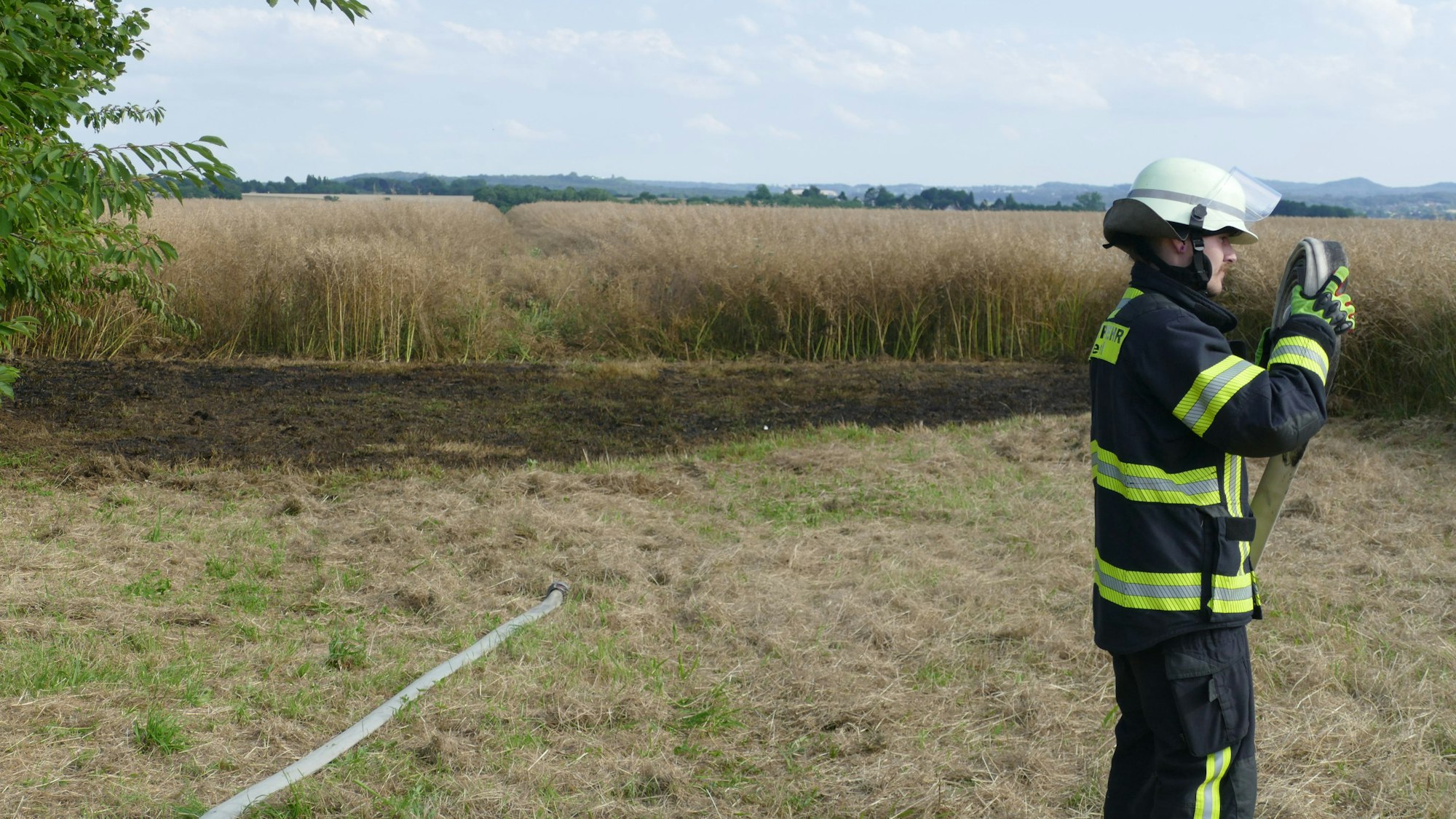 Rund 20 Quadratmeter Wiese hatten gebrannt, die Sövener Feuerwehr konnte schnell löschen.