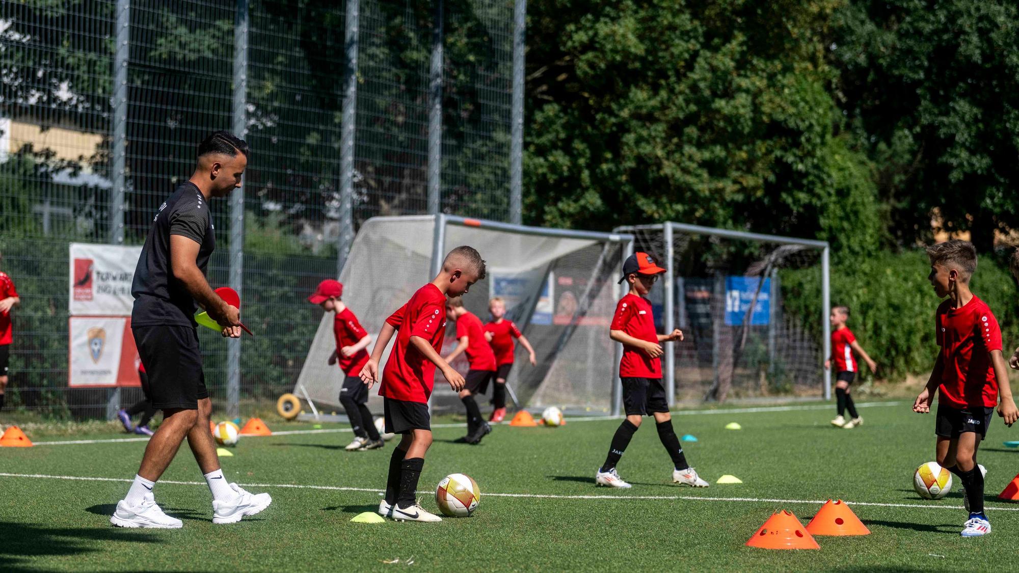 Viel los ist auf dem Trainingsplatz der JSG Erft 01 Euskirchen, auf dem die U8 trainiert. Die Spieler machen einige Übungen.