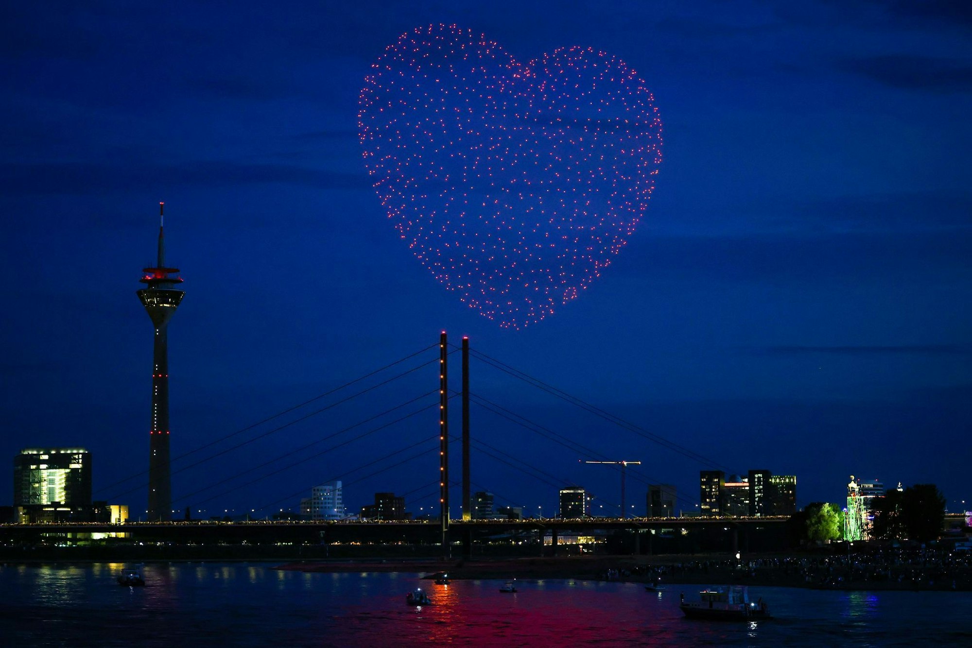 Ein Herz aus 1.000 Drohnen über dem Rhein in Düsseldorf.
