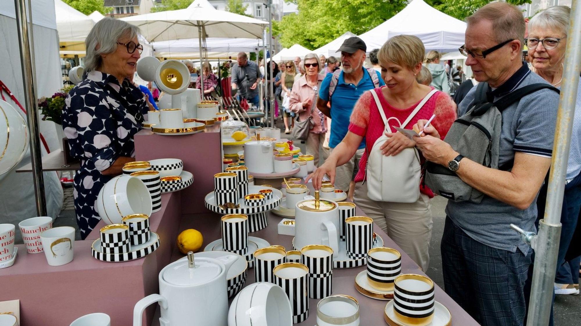 Großes Interesse hatten die Besucherinnen und Besucher an der ausgestellten Keramik auf dem Marktplatz in Siegburg. Sabine Weissbrich zeigte ihr schönes, mit Echtgold veredeltes Porzellan.