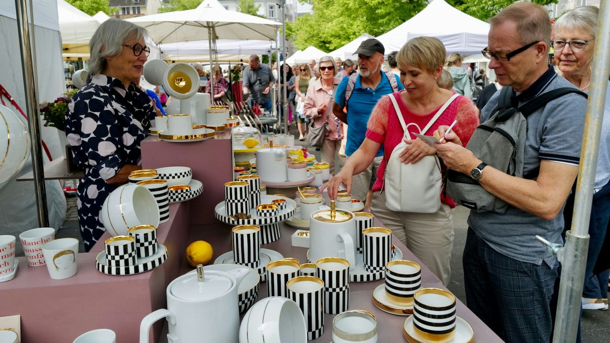 Großes Interesse hatten die Besucherinnen und Besucher an der ausgestellten Keramik auf dem Marktplatz in Siegburg. Sabine Weissbrich zeigte ihr schönes, mit Echtgold veredeltes Porzellan.