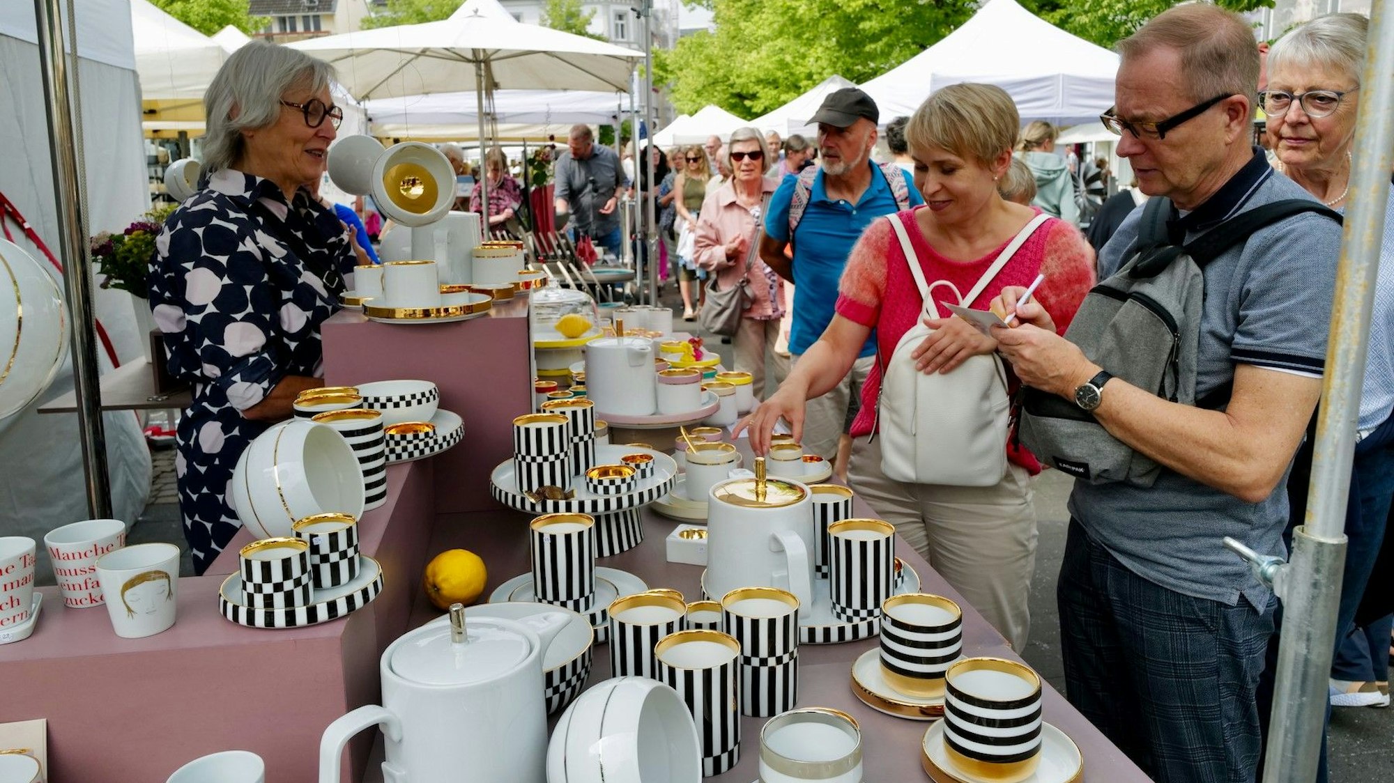 Großes Interesse hatten die Besucherinnen und Besucher an der ausgestellten Keramik auf dem Marktplatz in Siegburg. Sabine Weissbrich zeigte ihr schönes, mit Echtgold veredeltes Porzellan.