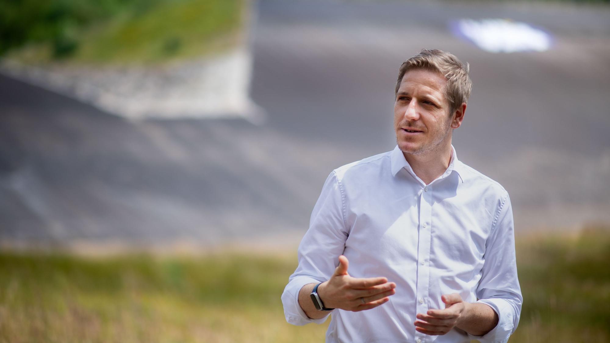 Landrat Markus Ramers steht an der Steinbachtalsperre.