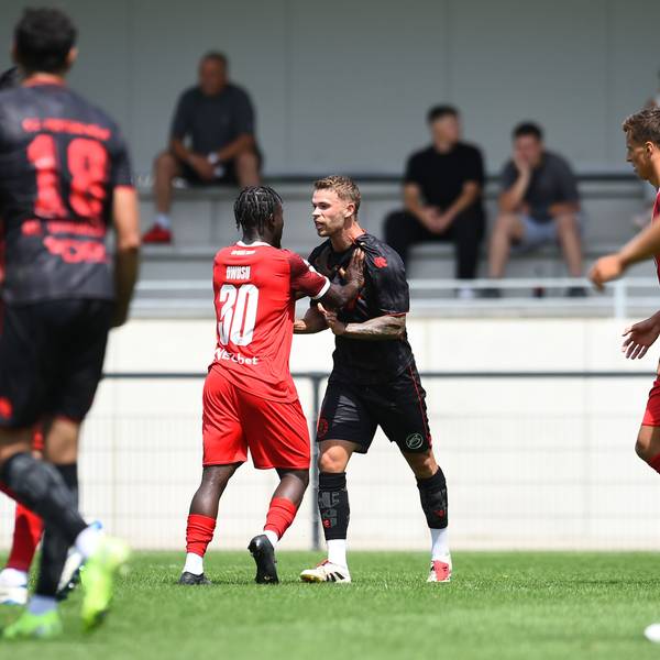 Fußball Testspiel Rot-Weiss Essen - Fortuna Köln am 12.07.2025 am Stadion an der Hafenstrasse in Essen
Kelsey Owusu Aninkorah-Meisel ( Rot-Weiss Essen ), links - Tom Geerkens ( Fortuna Köln ), rechts liefern sich eine Rangelei
Foto: Thorsten Tillmann / FUNKE Foto Services